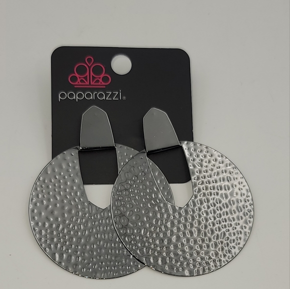 Paparazzi Bold Intentions Black post earrings - Picture 1 of 4